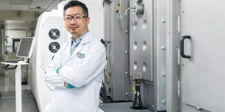Le professeur adjoint Hou Yi et son équipe de recherche de l'Université nationale de Singapour ont mis au point une nouvelle méthode de dépôt en phase vapeur qui peut être utilisée pour produire à l'échelle commerciale des cellules solaires tandem en pérovskite-silicium offrant une stabilité opérationnelle supérieure.