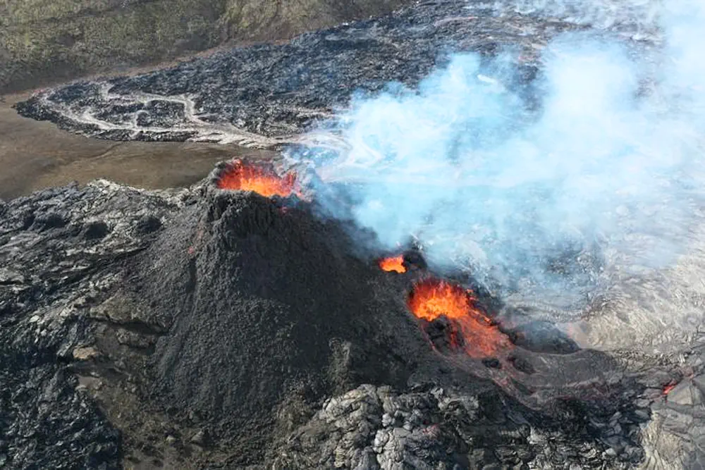 Le 23 mars 2021, de la lave incandescente s'écoule du volcan islandais Fagradalsfjall lors d'une de ses éruptions répétées au cours de la période d'étude de trois ans.