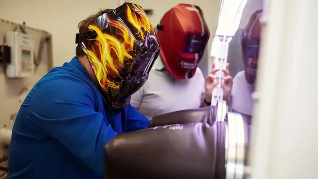 Ian Campbell synthétise un nouveau matériau magnétique intermétallique à l'aide d'une technique de fusion à l'arc.