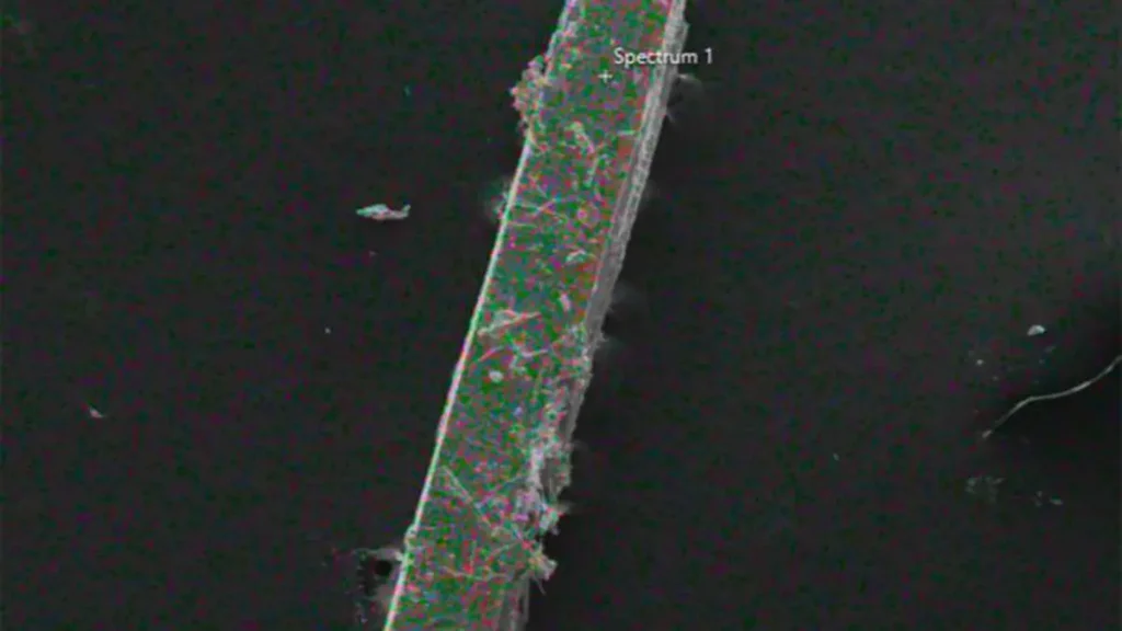 Un cristal cultivé par des chercheurs, photographié à l'aide d'un microscope électronique à balayage.