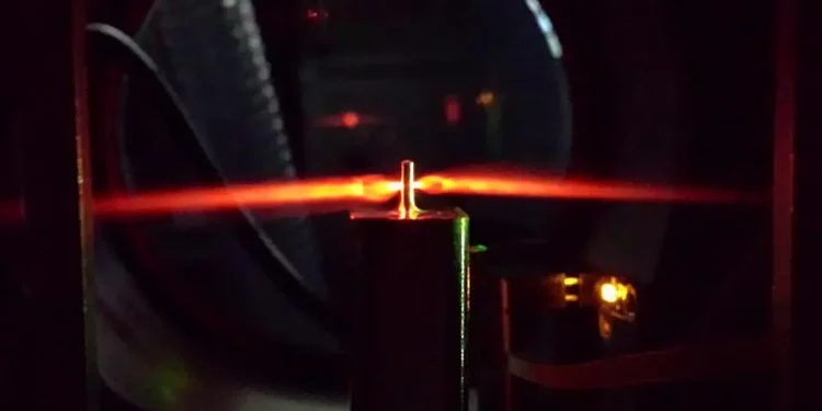 L'image capture la génération d'impulsions attosecondes, dans lesquelles des impulsions laser ultra-courtes (quelques cycles)