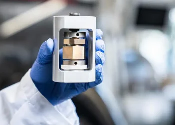 Jinsong Zhang (left) and Mario El Kazzi with a test cell of the all-solid-state battery developed at the Paul Scherrer I