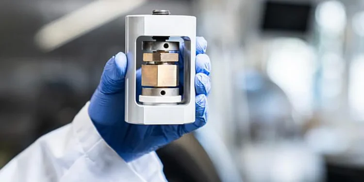 Jinsong Zhang (left) and Mario El Kazzi with a test cell of the all-solid-state battery developed at the Paul Scherrer I