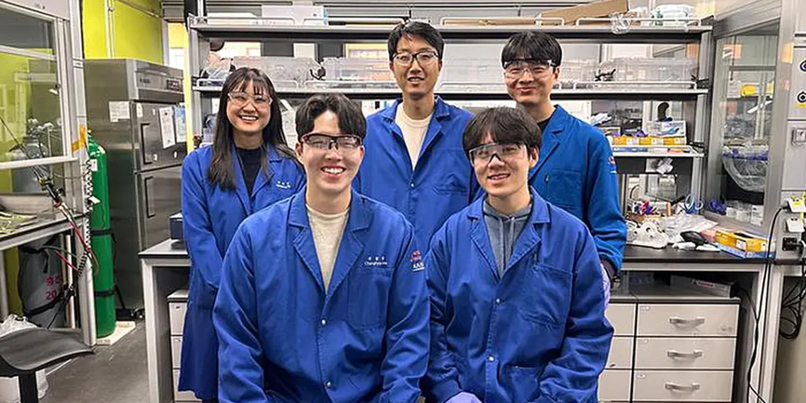 (Front rwo, from left) KAIST co-first author Changhyun Joo, co-first author Seongbeom Yeon, (Back row, from left) Ja