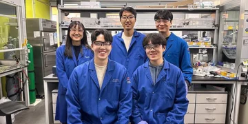 (Front rwo, from left) KAIST co-first author Changhyun Joo, co-first author Seongbeom Yeon, (Back row, from left) Ja