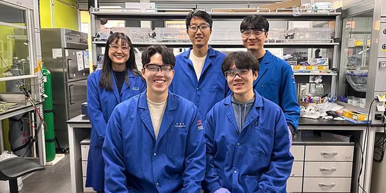 (Front rwo, from left) KAIST co-first author Changhyun Joo, co-first author Seongbeom Yeon, (Back row, from left) Ja