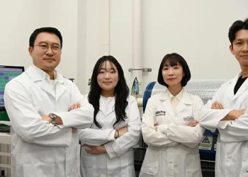 Équipe de recherche à l'origine du développement d'une technologie clé pour les membranes électrolytiques solides à base d'oxyde (De gauche à droite)