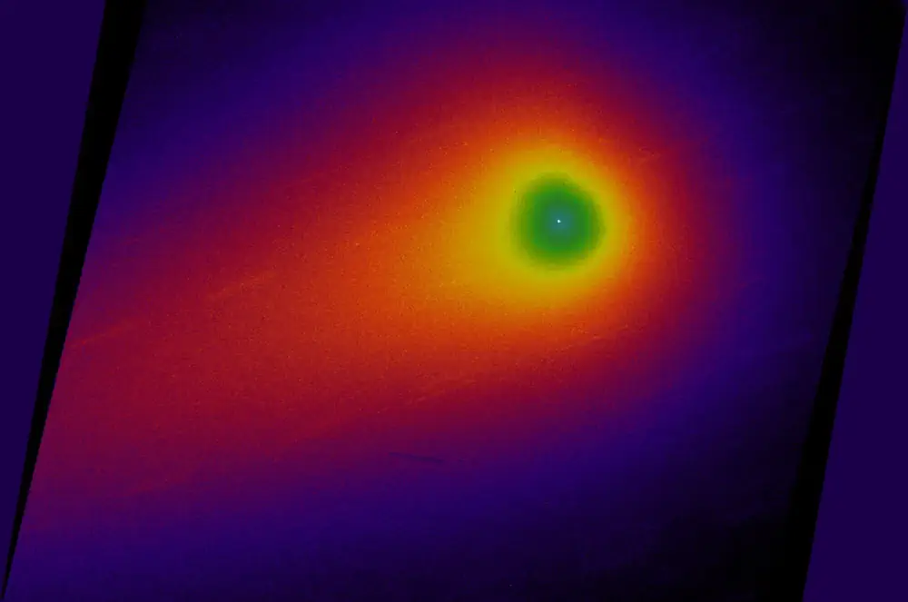 Carte de luminosité en fausses couleurs de 3I/ATLAS le 14 janvier 2026, obtenue à partir de six expositions de 170 secondes réalisées par la caméra WFC3 UVIS (F350LP) du télescope spatial Hubble, couvrant 130 000 kilomètres de côté.