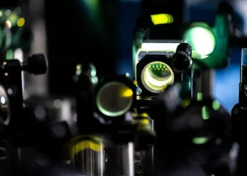 Using complex experimental set-ups, the researchers study the extremely fast movements of electrons in solids with laser