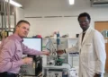 Professor Dr. Carsten Streb (l.) and Dr. Soressa Abera Chala of the Department of Chemistry at JGU who developed the new