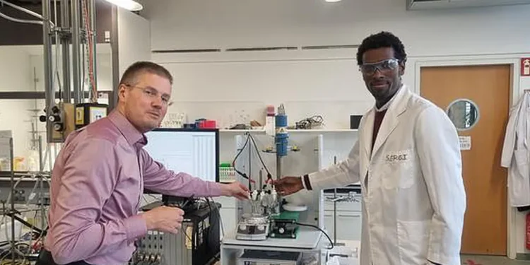 Professor Dr. Carsten Streb (l.) and Dr. Soressa Abera Chala of the Department of Chemistry at JGU who developed the new