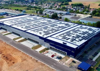 Légende : Installation solaire en toiture développée par Sunrock sur le site logistique et d’entreposage de Panattoni à Ormes (Loiret) - Crédit photo : Panattoni