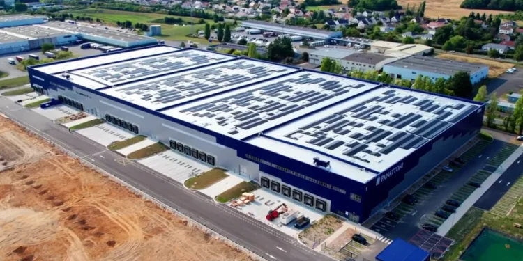 Légende : Installation solaire en toiture développée par Sunrock sur le site logistique et d’entreposage de Panattoni à Ormes (Loiret) - Crédit photo : Panattoni