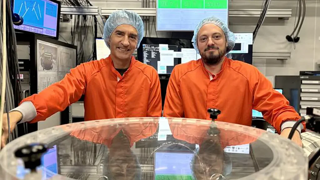 Prof. Jens Biegert (left) and Dr. Fernando Ardana-Lamas (right) in the Attoscience laboratory at ICFO.