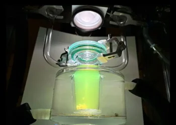 A research breakthrough opens up for efficient hydrogen production from solar energy – without using the scarce metal pl