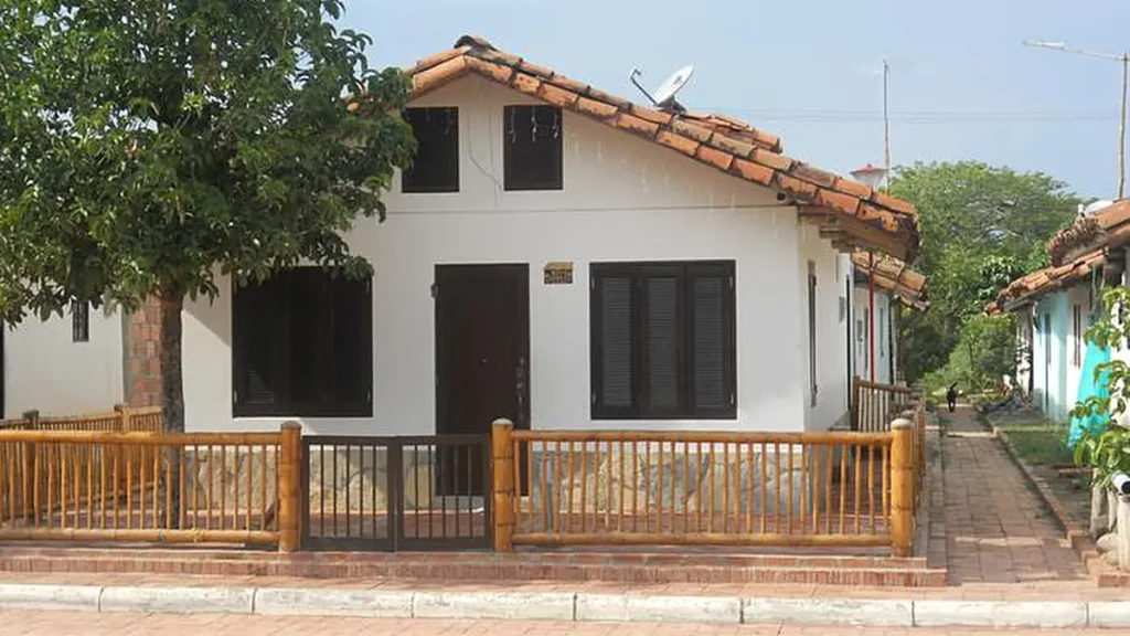 Maison à murs de contreventement en bambou composite (CBSW) en Colombie