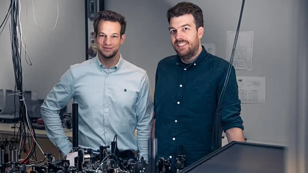 Moritz Gittinger (left) and Daniel Timmer stand in front of the experiment that the study is based on.