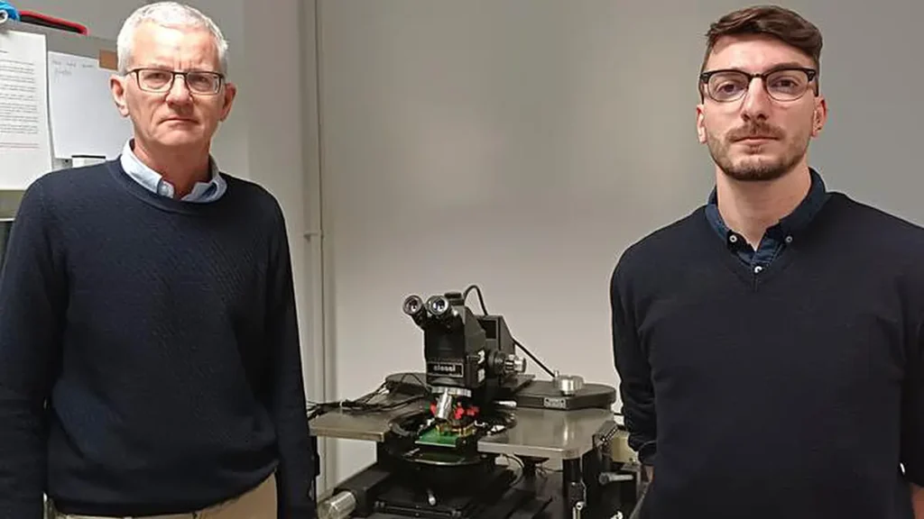 Researcher Piergiulio Mannocci (on the right), first author of the paper, and professor Daniele Ielmini , both from DEIB