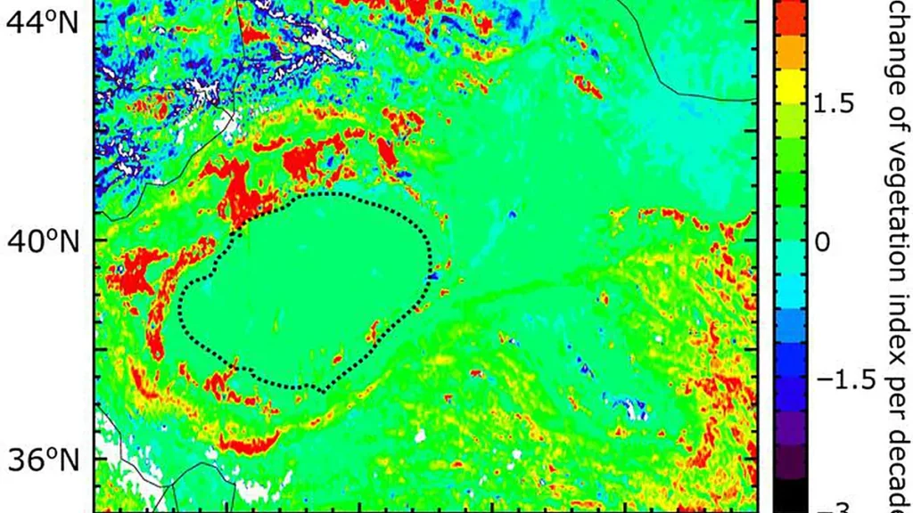 Les lignes pointillées noires délimitent le désert du Taklamakan, et les zones rouges indiquent l'augmentation de la végétation par an depuis le début du projet de reboisement