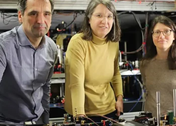 From left to right, Alessio Celi, Leticia Tarruell, and Sarah Hirthe in the Ultracold Quantum Gases lab at ICFO. ©ICFO.