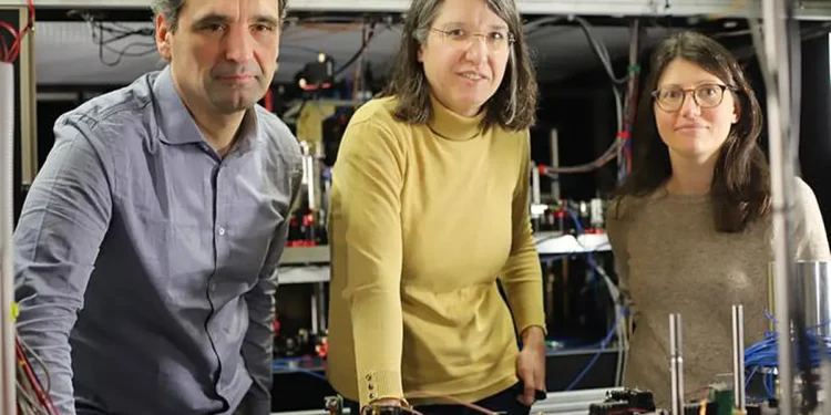 From left to right, Alessio Celi, Leticia Tarruell, and Sarah Hirthe in the Ultracold Quantum Gases lab at ICFO. ©ICFO.
