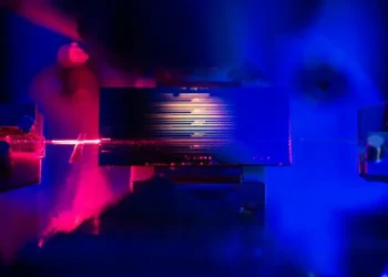 Close up of an optical amplifier chip, similar to the one detailed in this study, that is being developed in the lab of