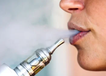 Cigarette électronique : l’Anses publie un rapport prudent sur les risques sanitaires du vapotage