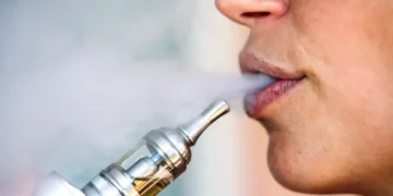 Cigarette électronique : l’Anses publie un rapport prudent sur les risques sanitaires du vapotage