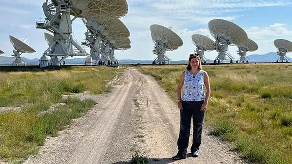 Yvette Cendes au Very Large Array, un grand radiotélescope situé au Nouveau-Mexique.