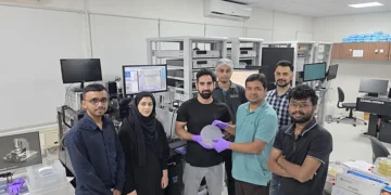 Mayank Shrivastava (troisième à partir de la droite) tenant un dispositif électrique représentatif de 8 pouces, avec certains de ses doctorants qui travaillent sur divers aspects de la technologie GaN Power et RF, à l'ESE, IISc (Crédit : Mayank Shrivastava)