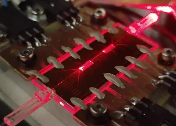 Une puce en verre gravée au laser démontre le potentiel des plateformes en verre pour la communication quantique. (Crédit : Marco Avesani, Université de Padoue.)