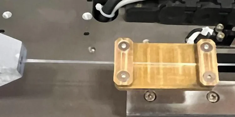 Dans le cadre d'expériences, les ingénieurs du MIT démontrent qu'une fibre, fabriquée à partir d'un matériau polymère courant, modifie sa capacité à supporter la chaleur lorsqu'elle est étirée (Crédit : Svetlana Boriskina.)