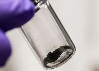 En analysant un précieux échantillon de poussière spatiale pas plus gros qu'une cuillère à café, l'équipe de Penn State a utilisé des instruments personnalisés