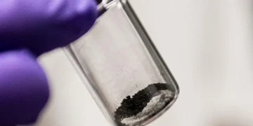 En analysant un précieux échantillon de poussière spatiale pas plus gros qu'une cuillère à café, l'équipe de Penn State a utilisé des instruments personnalisés