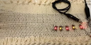 Les batteries en fibres promettent des « vêtements intelligents », mais deux obstacles se dressent