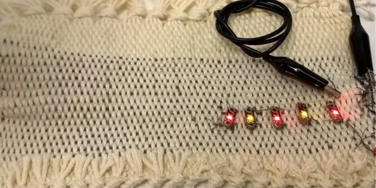 Les batteries en fibres promettent des « vêtements intelligents », mais deux obstacles se dressent