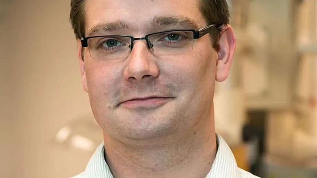 Flinders University Professor of Synthetic Chemistry Justin Chalker has invented new, recyclable sustainable polymers.&n