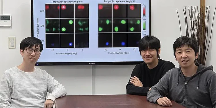 <(From Left) Ph.D candidate Chanhyung Park from Electrical Engineering, Jaehyun Jeon from Department of Phy