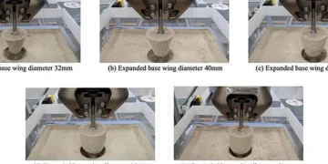 The winged composite pile consists of a steel pipe with expanded base wings, surrounded by steel structural components w