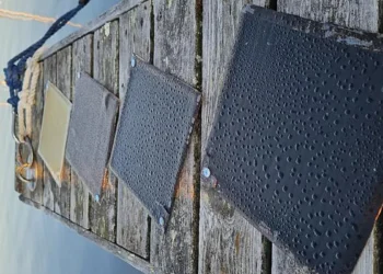 Panneaux composites fabriqués à partir de nouvelles résines biologiques exposés aux conditions climatiques. Les panneaux ont été testés dans le port pendant 90 jours afin d'observer les effets de l'eau, du rayonnement solaire UV, de la température et de l'humidité sur ceux-ci. Photo : Juha Heiskanen / Université d'Oulu (Crédit : Photo : Juha Heiskanen / Université d'Oulu)