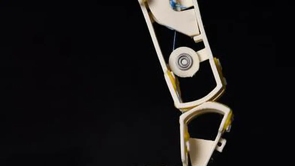 Une pince robotique dotée d'articulations à contact roulant optimisées. 