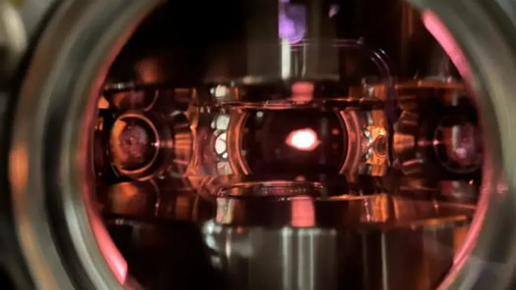 Potassium atoms in the magneto-optical trap, an intermediate stage before the formation of a Bose-Einstein condensate.