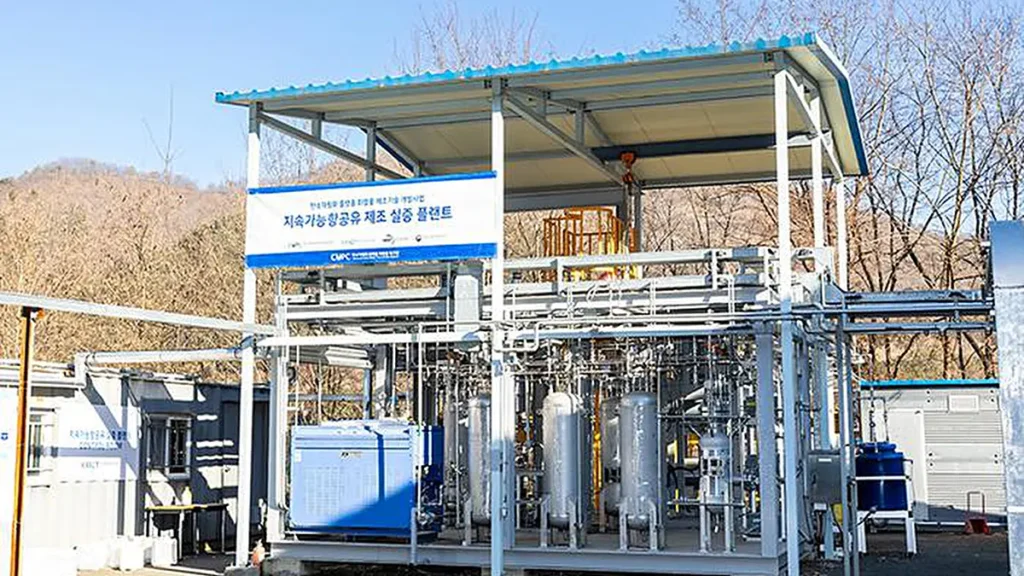 Contrairement aux systèmes conventionnels, l'utilisation de réacteurs à microcanaux miniaturisés et modulaires permet un déploiement à petite échelle.