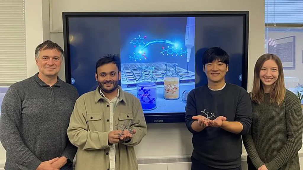 De gauche à droite : le professeur Liviu Mirica, Sagnik Chakrabarti, Jubyeong Chae et Katy A. Knecht. Photo gracieusement fournie par le groupe Mirica. 