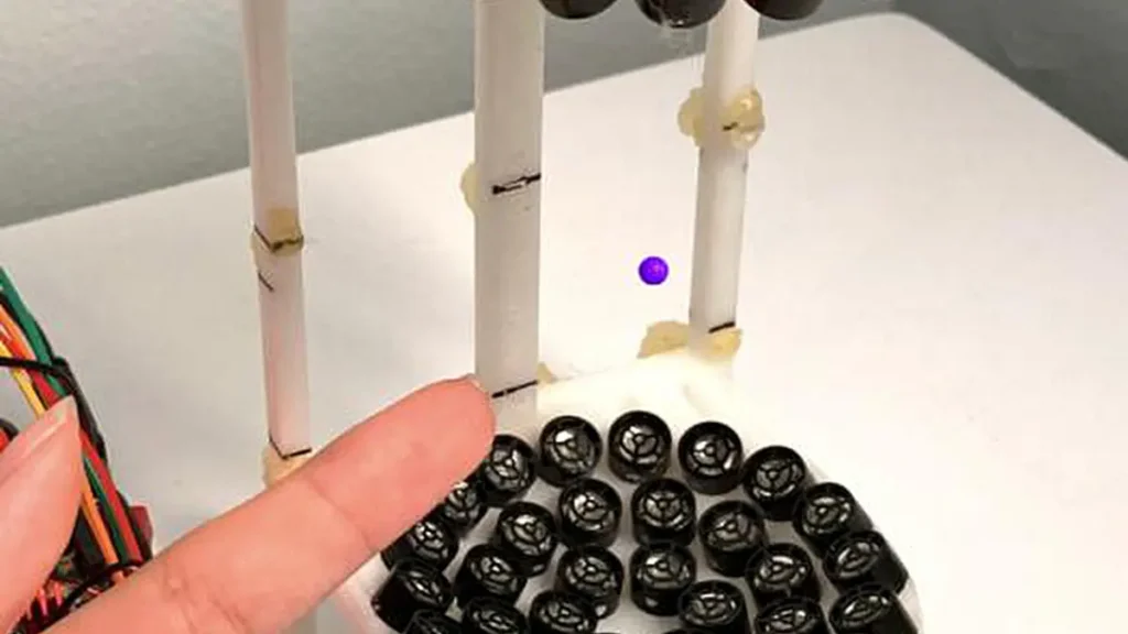 Des chercheurs en physique de l'université de New York ont observé un nouveau type de cristal temporel, dont les particules lévitent sur un coussin sonore tandis que...