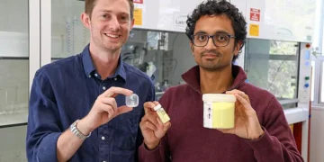 Coauteurs du nouvel article publié dans Nature Communications : le Dr Samuel Tonkin, à gauche, et le Dr Harshal Patel avec les matières premières organiques peu coûteuses utilisées pour fabriquer la lentille d'imagerie thermique infrarouge au laboratoire Chalker de l'université Flinders. (Crédit : Université Flinders)