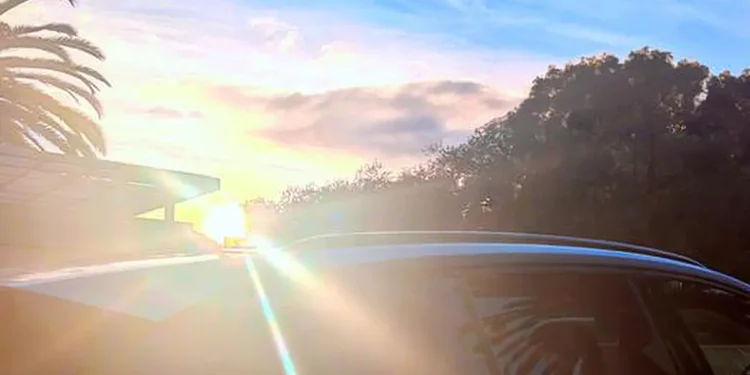 Selon une nouvelle étude de l'université du Michigan, les améliorations apportées à la technologie des batteries des véhicules électriques compenseront leur dégradation prévue liée à la chaleur due au changement climatique. Crédit : HKUST