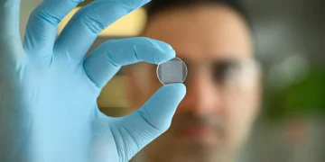 Sasan Jalili tient le patch cutané à micro-aiguilles, qui a environ la taille d'une pièce de 25 cents. (Crédit : The Jackson Laboratory)