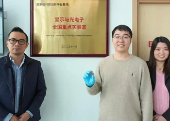 Le Dr Shen Xinyi (au centre) tient sa cellule solaire en pérovskite certifiée, entièrement déposée sous vide, en compagnie du professeur Lin Yen-Hung (à gauche) et du Dr Fion Yeung (à droite). (Crédit : HKUST)
