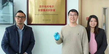 Le Dr Shen Xinyi (au centre) tient sa cellule solaire en pérovskite certifiée, entièrement déposée sous vide, en compagnie du professeur Lin Yen-Hung (à gauche) et du Dr Fion Yeung (à droite). (Crédit : HKUST)